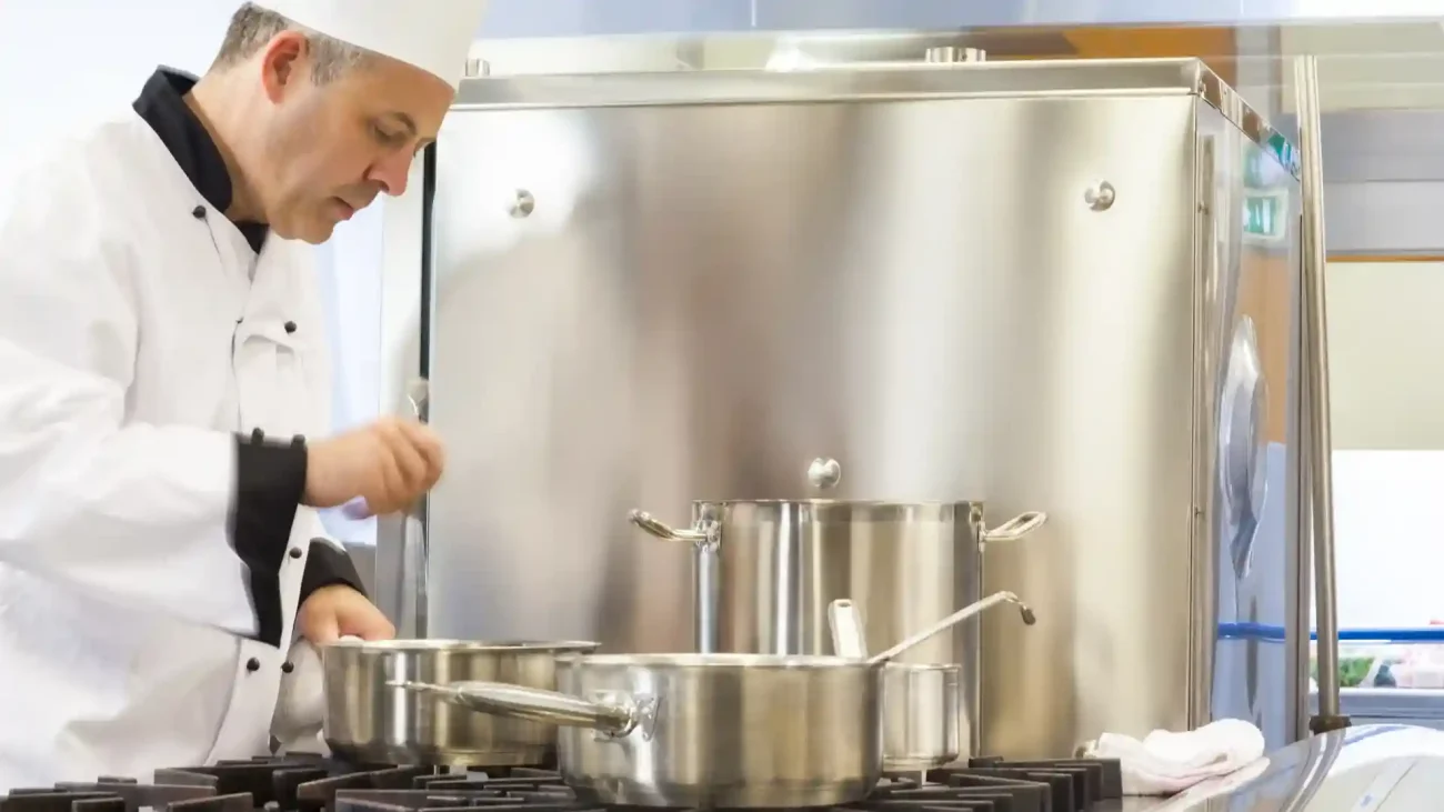 Mesón de acero inoxidable de alta calidad en cocina industrial de Tierras Bajas - Resistencia y durabilidad